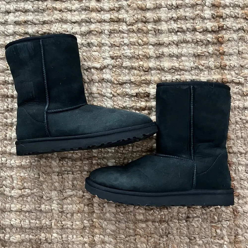 UGG Classic Short II Black Sheepskin Boots Women’s Size 10 1016223 EUC